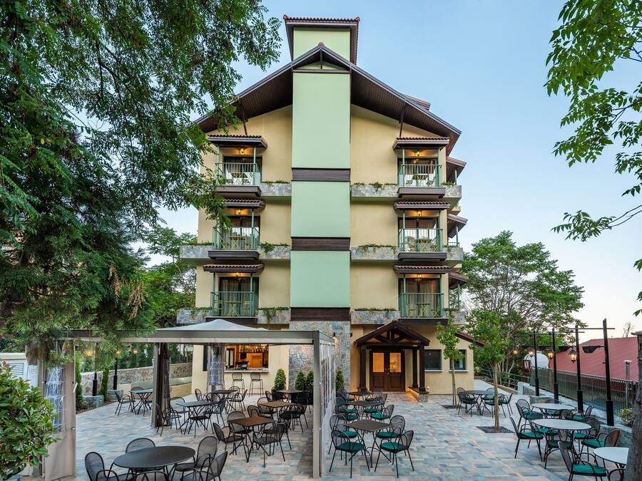 Un hotel con posti a sedere all'aperto e una terrazza.