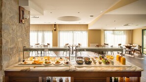 Una barra de buffet con diversos alimentos y una encimera de mármol.