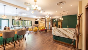 Un interior moderno con una zona de bar, asientos y una chimenea.