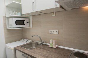 Fridge, microwave, stovetop, coffee/tea maker - Modern Beach Studio in Zadar (Zadar)