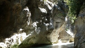 Una cueva natural con un curso de agua que la atraviesa.