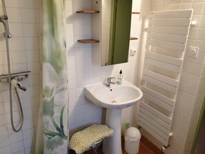 Dusche, Haartrockner, Handtücher, Seife