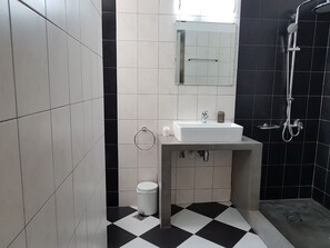 Apartment, 4 Schlafzimmer | Badezimmer | Badewanne und Dusche (separat), kostenlose Toilettenartikel, Handtücher