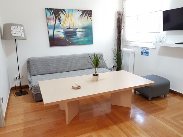 Apartment, 4 Schlafzimmer | Wohnzimmer | 32-Zoll-Flachbildfernseher mit Satellitenempfang, Fernseher