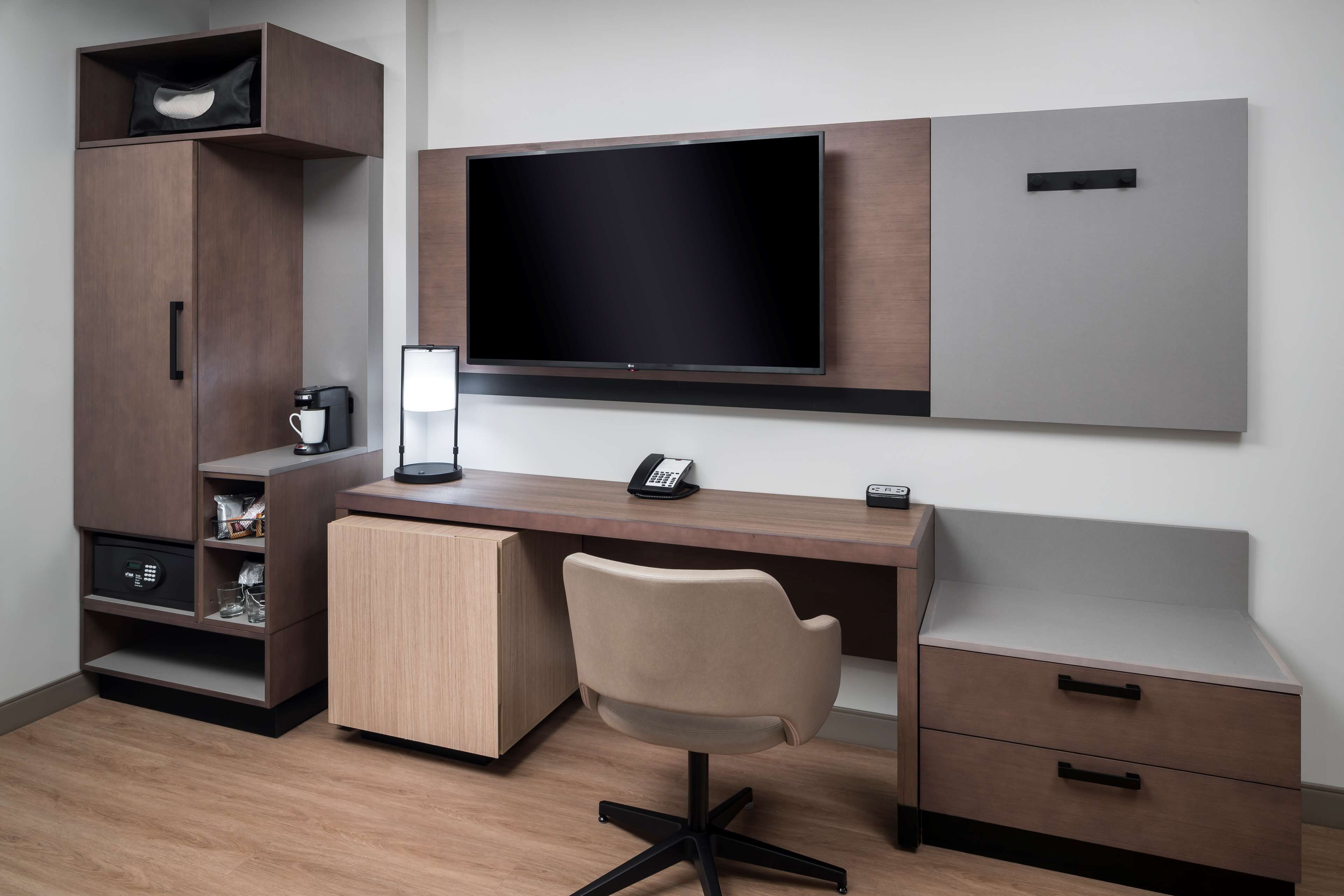 1 bedroom, in-room safe, desk, blackout curtains