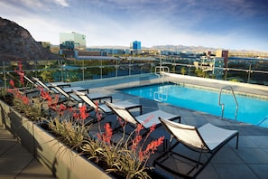 Outdoor pool, open 6:00 AM to 11:00 PM, pool umbrellas, sun loungers - Hyatt House Tempe/Phoenix/University (Tempe)