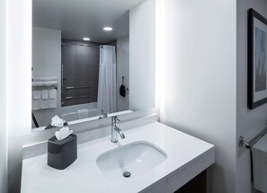 Eco-friendly toiletries, hair dryer, towels, soap - Hyatt House Tempe/Phoenix/University (Tempe)