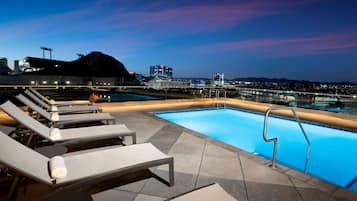 屋外プール、営業時間 6:00 ~ 23:00、プール パラソル、サンラウンジャー