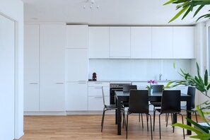 Microwave, stovetop, dishwasher, coffee/tea maker - Hitrental Messe Apartments (Basel)