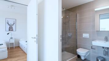 Pancuran mandi, tuala disediakan, sabun