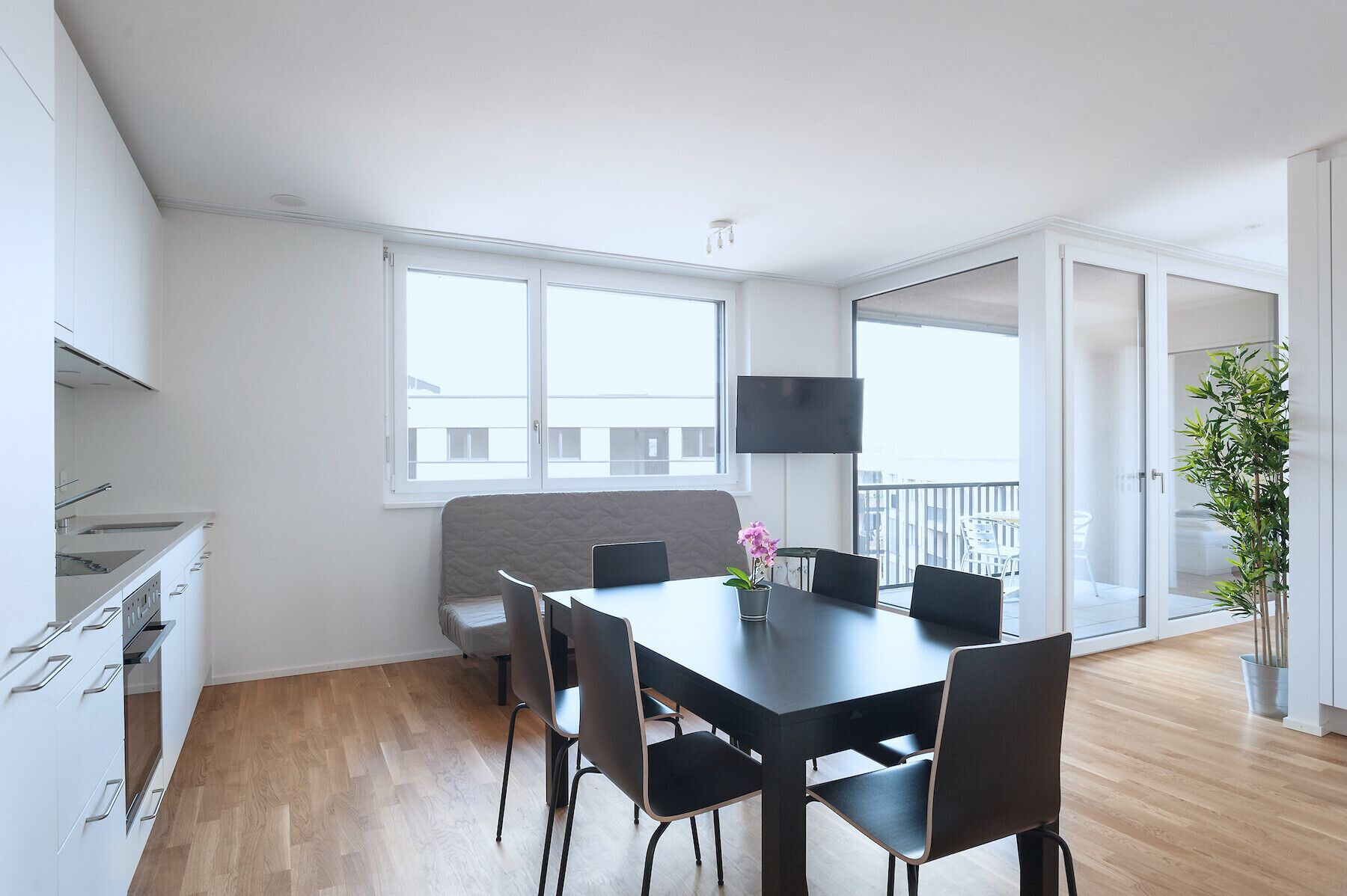 Un apartamento moderno con comedor, cocina y balcón.
