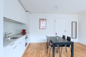 Dishwasher, coffee/tea maker, highchair, cookware/dishes/utensils - Hitrental Messe Apartments (Basel)