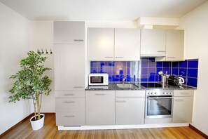 Microondas, lavavajillas, cafetera o tetera y trona infantil