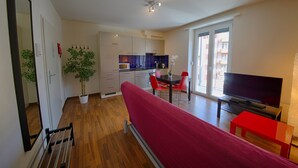 Um apartamento moderno com cozinha, sala de jantar e sala de estar.