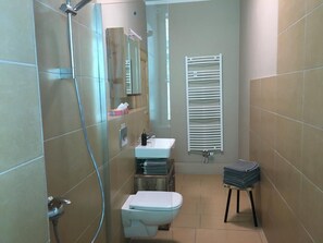 Badewanne, Haartrockner, Handtücher, Seife