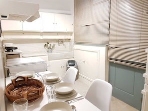 Apartment, 4 Bedrooms | In-room dining