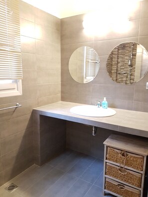 Apartment, 4 Bedrooms | Bathroom | Separate tub and shower, hair dryer, towels, shampoo