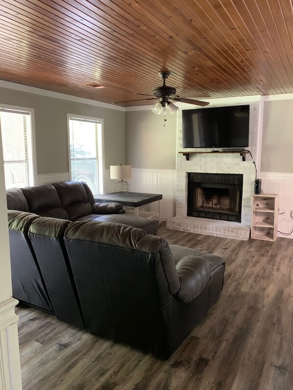 TV - Rebel-Great cabin near upper lake at Sardis. Only 20 mins to Oxford (Batesville)