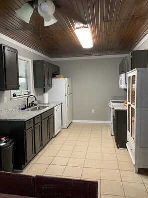 Fridge, microwave, stovetop, dishwasher - Rebel-Great cabin near upper lake at Sardis. Only 20 mins to Oxford (Batesville)