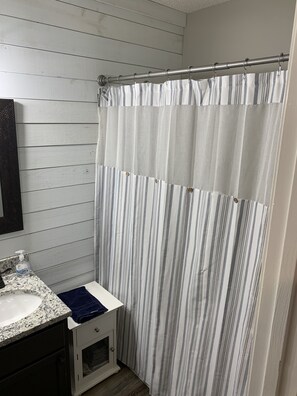 Combined shower/tub, towels, toilet paper