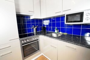 Microondas, lavavajillas, cafetera/tetera, silla alta para bebés