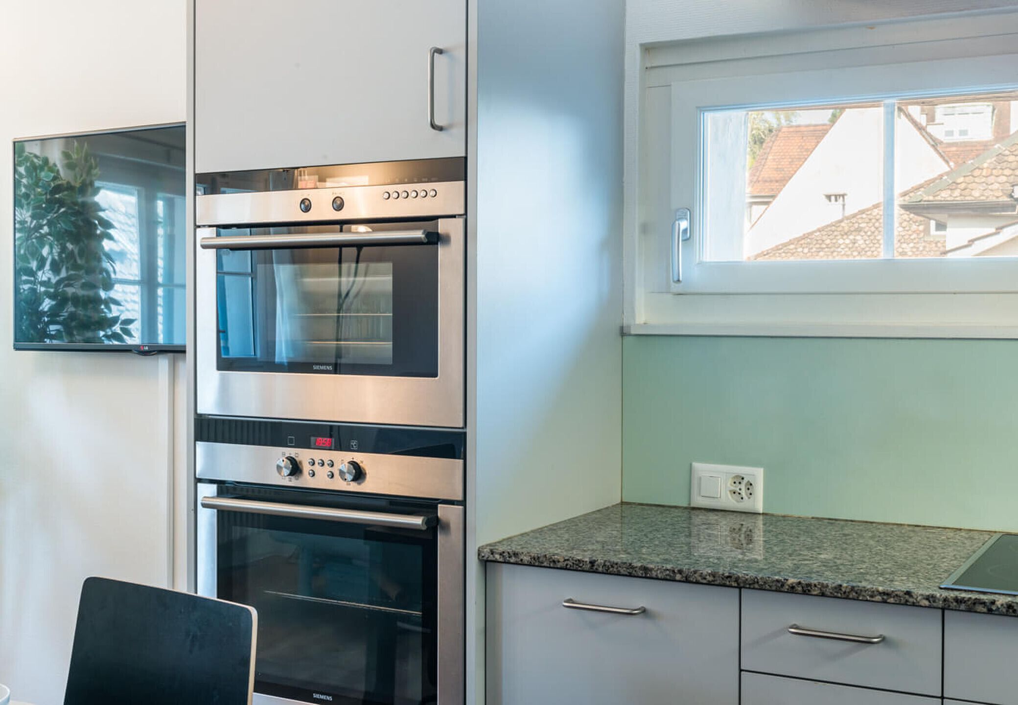Microwave, dishwasher, coffee/tea maker, electric kettle