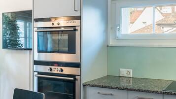 Microwave, dishwasher, coffee/tea maker, electric kettle