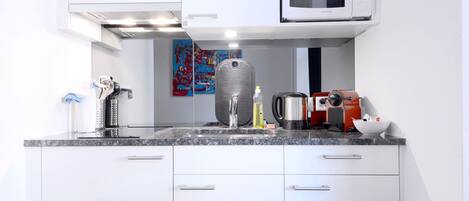 Mikrobølgeovn, kaffetrakter/tekoker, vannkoker og brødrister