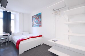 Desk, bed sheets - Hitrental Station Apartments (Lucerne)