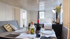 1 habitación, escritorio y ropa de cama 