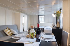 1 Schlafzimmer, Schreibtisch, Bettwäsche