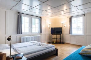 1 bedroom, desk, bed sheets - Hitrental Zeughausgasse Apartments (Zug)