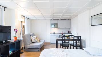 1 Schlafzimmer, Schreibtisch, Bettwäsche