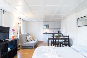 1 quarto, escrivaninha, roupa de cama