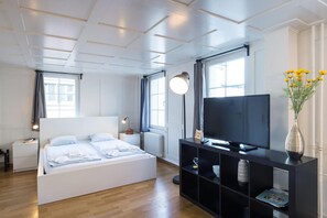 1 slaapkamer, een bureau, beddengoed