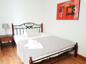 Appartement, 4 chambres | 4 chambres, chambres insonorisées, fer et planche à repasser