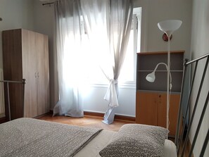 Appartement, 4 chambres | 4 chambres, chambres insonorisées, fer et planche à repasser