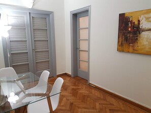 Appartement | Repas dans la chambre