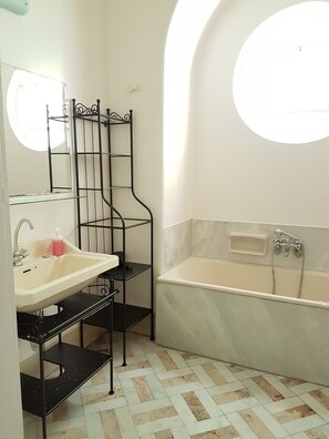 Apartment, 4 Bedrooms | Bathroom | Towels, shampoo