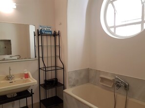 Apartment, 4 Bedrooms | Bathroom | Towels, shampoo