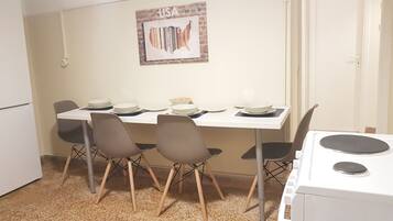 Standard-Apartment | Essbereich im Zimmer