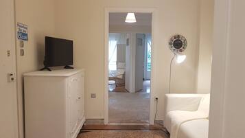 Departamento estándar | Área de sala de estar | Televisión LCD