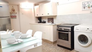 Apartment | Private kitchen | Mini-fridge, oven, coffee/tea maker, cookware/dishes/utensils