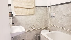Apartment | Bathroom | Bathtub, towels, toilet paper