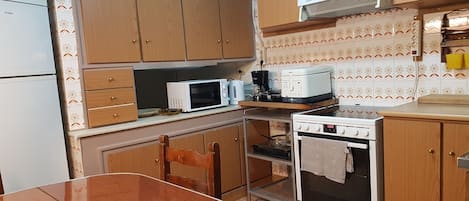 Apartment, 4 Bedrooms | Shared kitchen