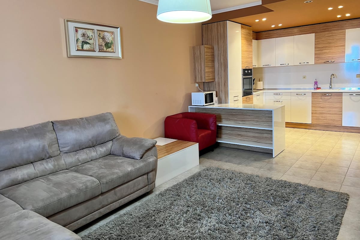 Apartment, 3 Bedrooms, Balcony | Dapur peribadi | Peti sejuk, cerek elektrik