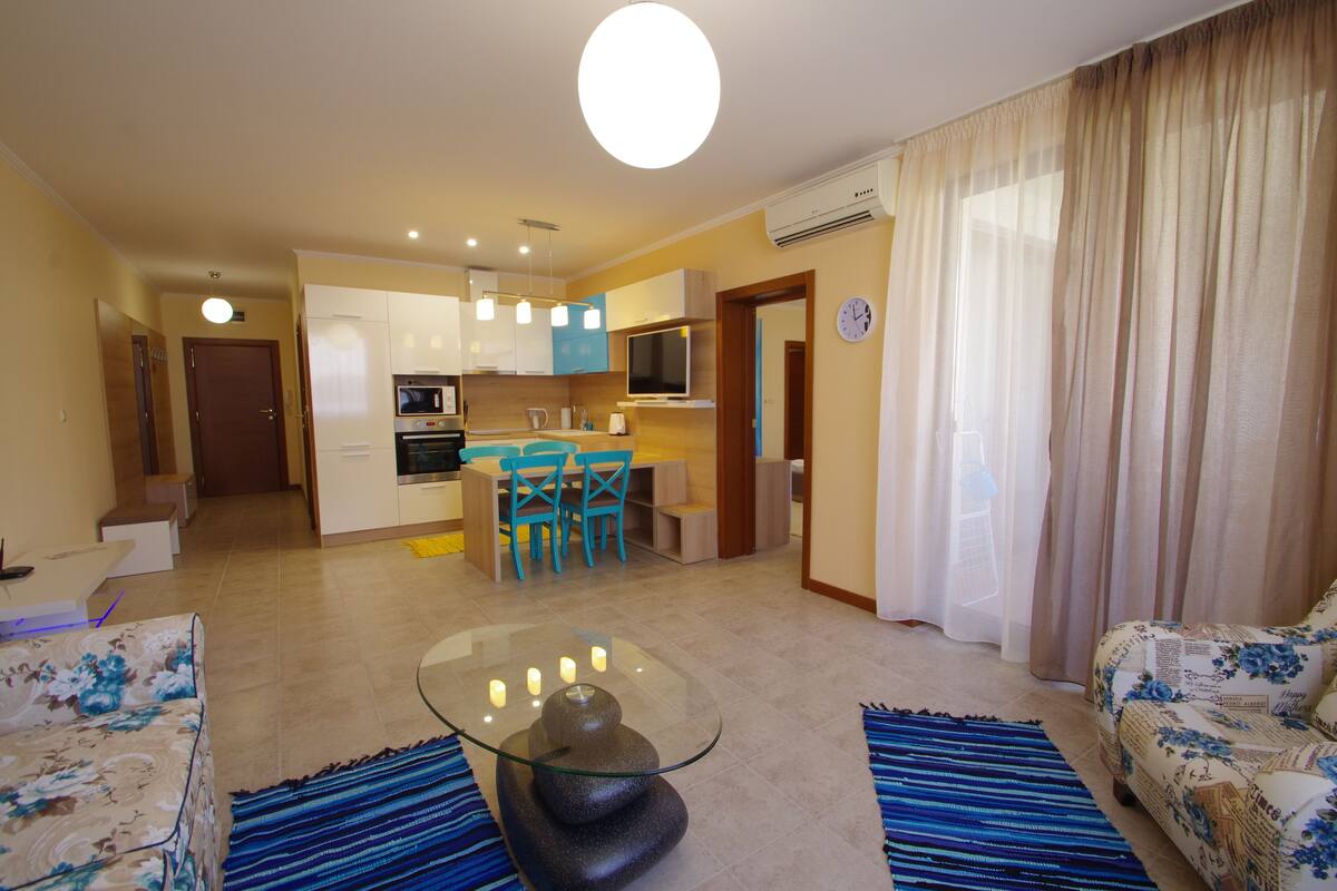 Apartment, 1 Schlafzimmer, Balkon | Wohnbereich | 32-Zoll-Flachbildfernseher mit Kabelempfang, Fernseher