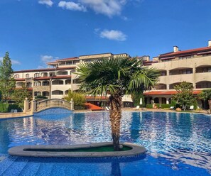 Piscina externa sazonal, funciona das 9h às 18h, guarda-sóis