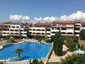 Seasonal outdoor pool, open 9:00 AM to 6:00 PM, pool umbrellas - Casa Real (Sveti Vlas)