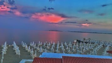 Vlak bij het strand, strandlakens, een strandbar